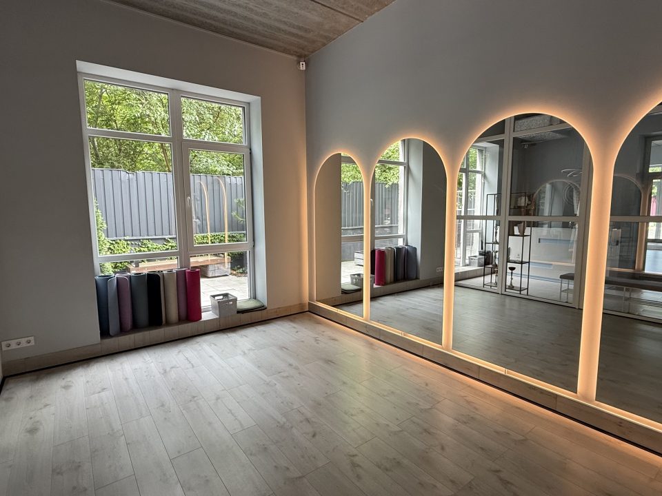Crystal Hall studio, photo 2 of 4